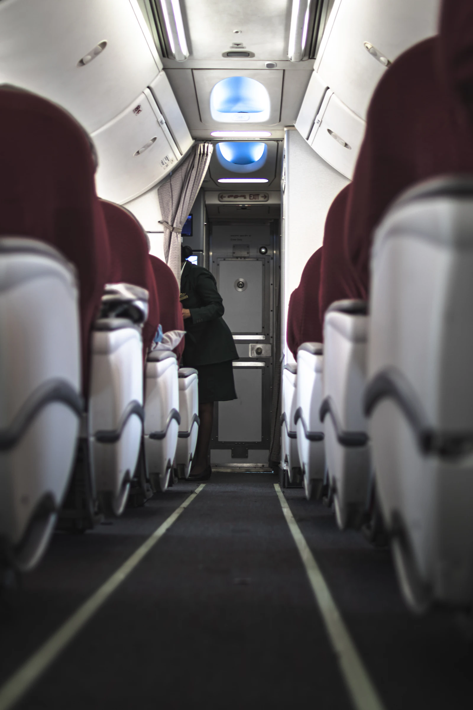 Vue de l’allée et des sièges à l’intérieur d’une cabine d’avion