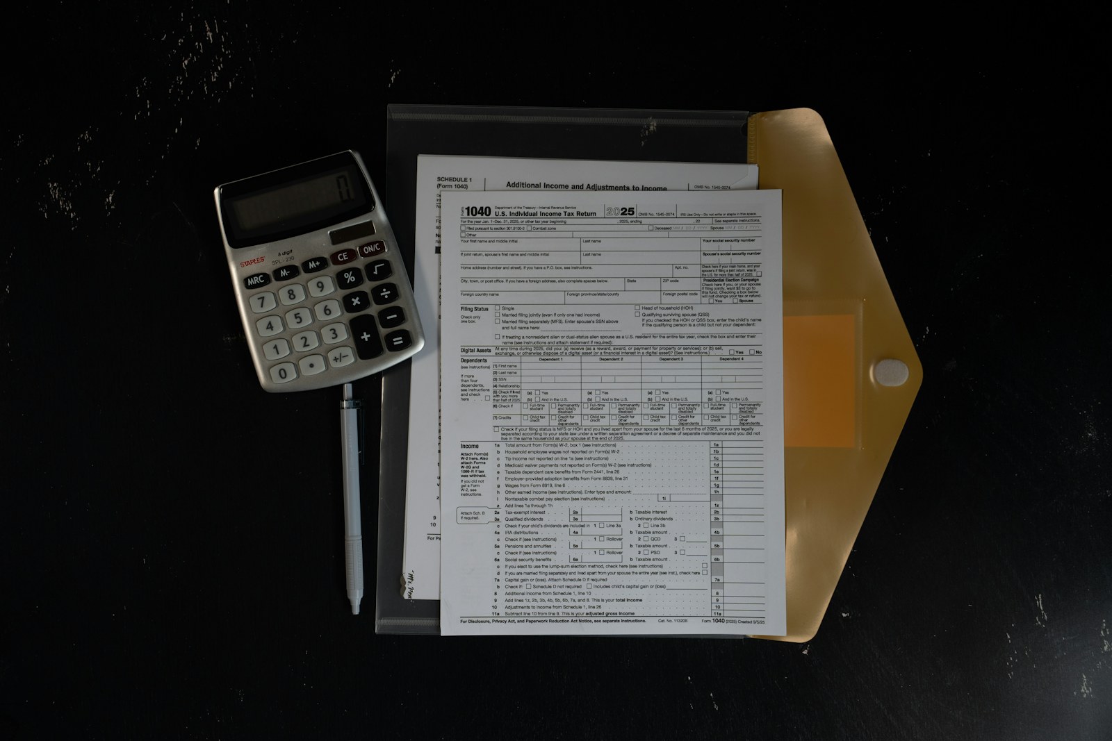Calculatrice et documents réunis dans une chemise