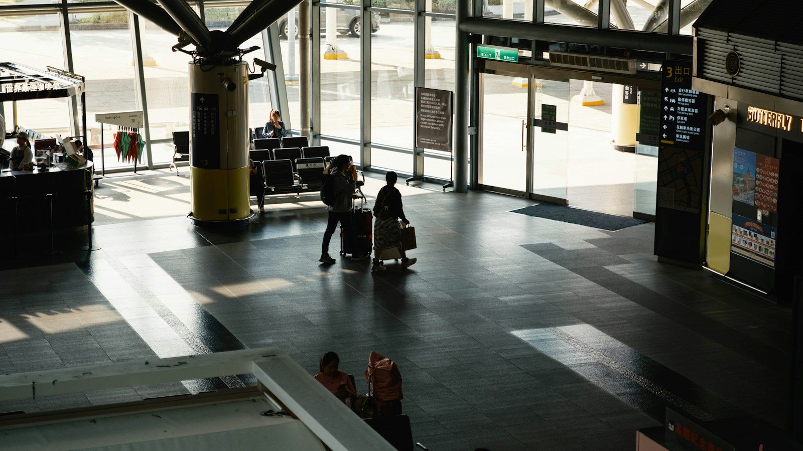 Voyageur dans un terminal lumineux près des portes d’embarquement